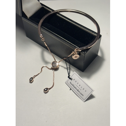 537 - A BUCKLEY LONDON ADJUSTABLE BANGLE IN A PRESENTATION BOX