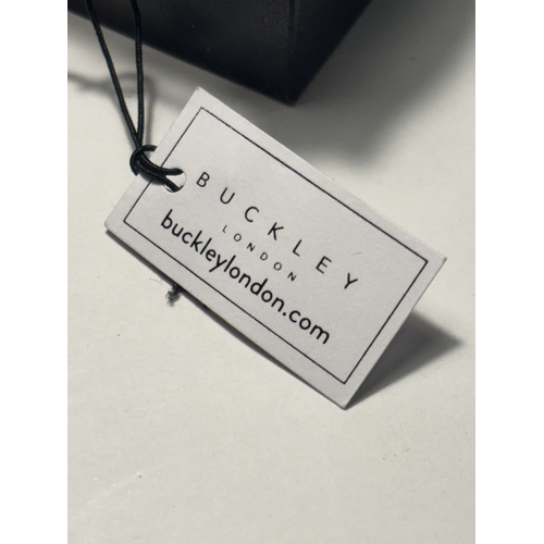 537 - A BUCKLEY LONDON ADJUSTABLE BANGLE IN A PRESENTATION BOX