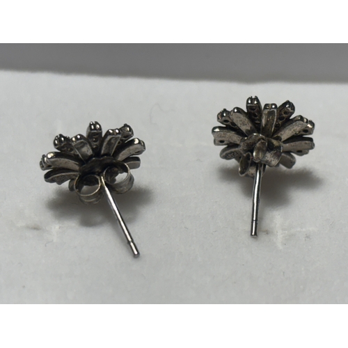 539 - A PAIR OF MARKED SILVER AND CUBIC ZIRCONIA EARRINGS IN A FLOWER DESIGN WITH A PRESENTATION BOX