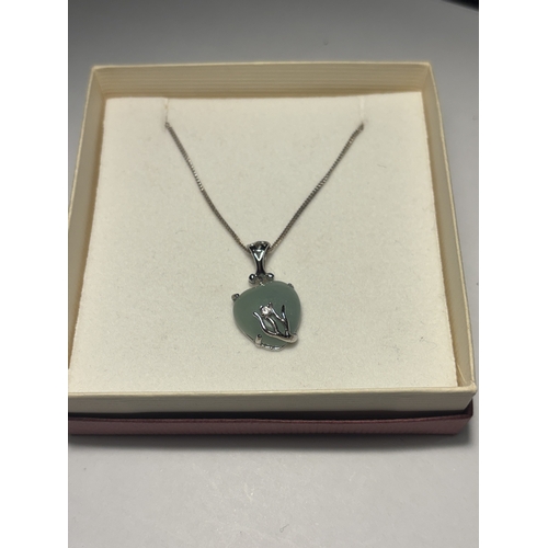 543 - A SILVER NECKALCE WITH A JADE HEART SHAPED PENDANT IN A PRESENTATION BOX