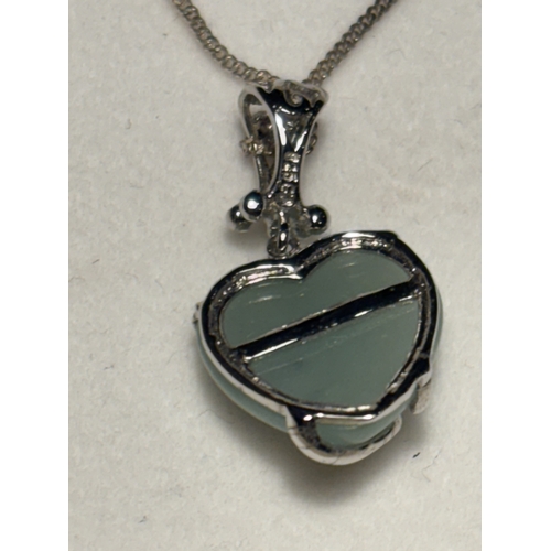 543 - A SILVER NECKALCE WITH A JADE HEART SHAPED PENDANT IN A PRESENTATION BOX