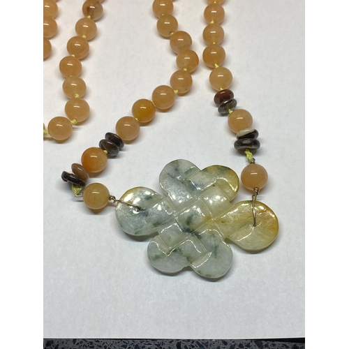 545 - A THREE COLOURED JADE NECKLACE