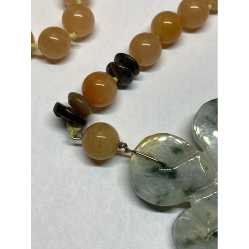 545 - A THREE COLOURED JADE NECKLACE