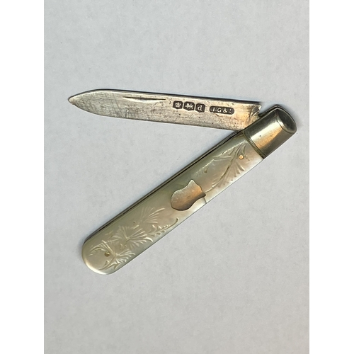 547 - A HALLMARKED SHEFFIELD SILVER FRUIT KNIFE WITH MOTHER OF PEARL HANDLE