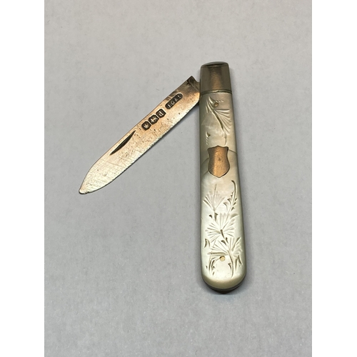 547 - A HALLMARKED SHEFFIELD SILVER FRUIT KNIFE WITH MOTHER OF PEARL HANDLE