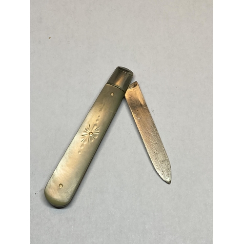 547 - A HALLMARKED SHEFFIELD SILVER FRUIT KNIFE WITH MOTHER OF PEARL HANDLE