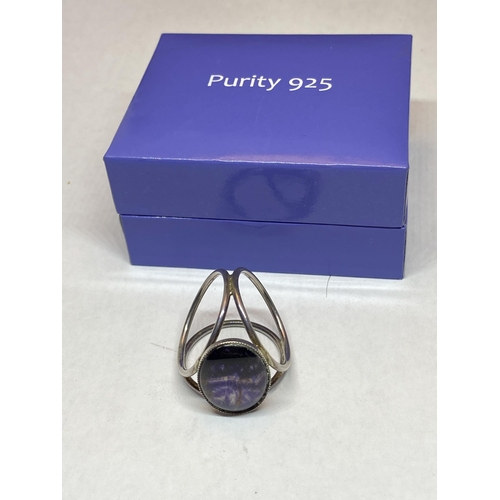 550 - A MARKED SILVER SCARF RING WITH BLUE JOHN STONE IN A PRESENTATION BOX