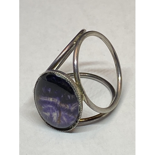 550 - A MARKED SILVER SCARF RING WITH BLUE JOHN STONE IN A PRESENTATION BOX