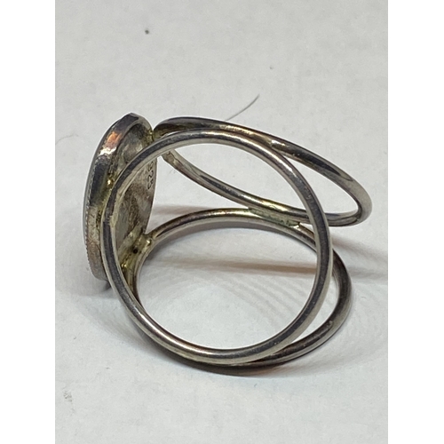 550 - A MARKED SILVER SCARF RING WITH BLUE JOHN STONE IN A PRESENTATION BOX