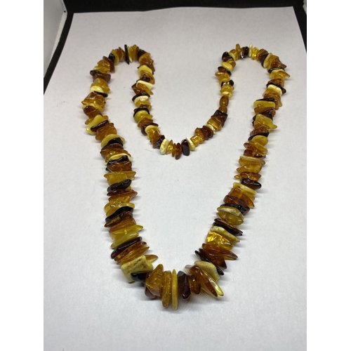 553 - AN ASSORTED COLOUR AMBER NECKLACE