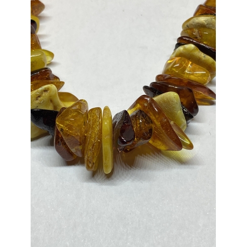 553 - AN ASSORTED COLOUR AMBER NECKLACE