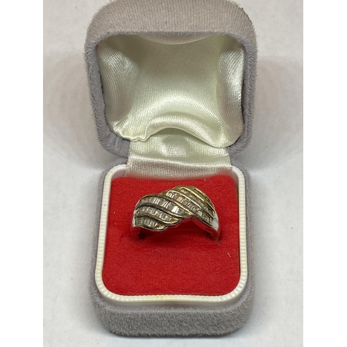 556 - A LARGE MARKED SILVER RING WITH CUBIC ZIRCONIAS ON A TWIST DESIGN IN A PRESENTATION BOX