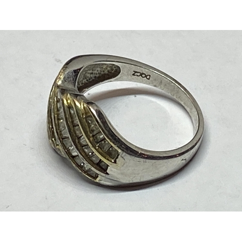 556 - A LARGE MARKED SILVER RING WITH CUBIC ZIRCONIAS ON A TWIST DESIGN IN A PRESENTATION BOX