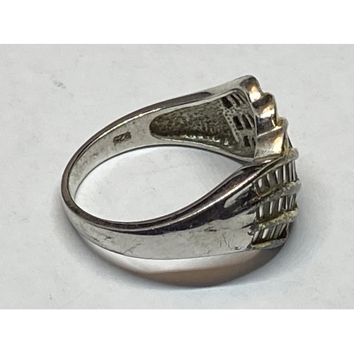 556 - A LARGE MARKED SILVER RING WITH CUBIC ZIRCONIAS ON A TWIST DESIGN IN A PRESENTATION BOX