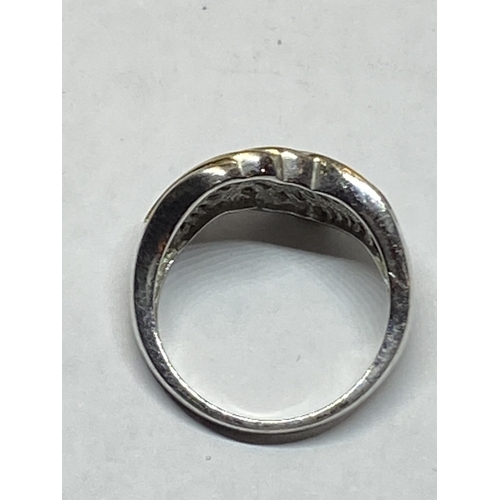 556 - A LARGE MARKED SILVER RING WITH CUBIC ZIRCONIAS ON A TWIST DESIGN IN A PRESENTATION BOX