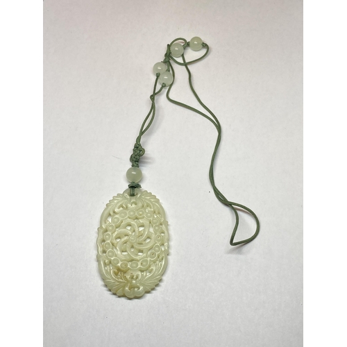 559 - A JADE PENDANT NECKLACE