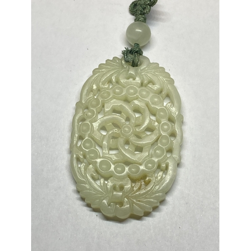 559 - A JADE PENDANT NECKLACE