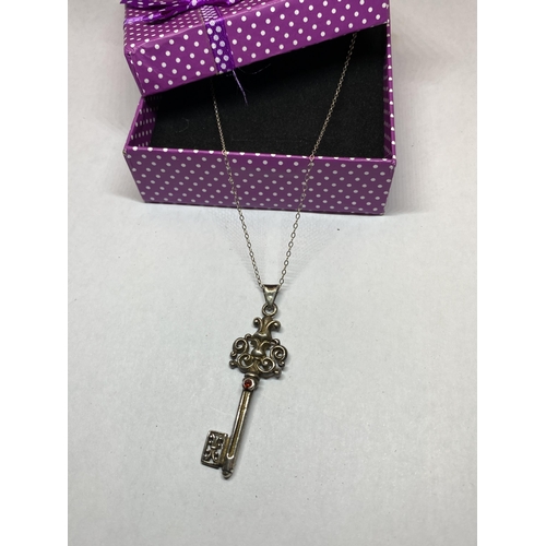 560 - A HEAVY MARKED SILVER KEY PENDANT WITH CHAIN IN A PRESENTATION BOX