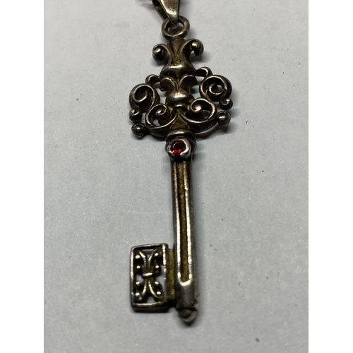 560 - A HEAVY MARKED SILVER KEY PENDANT WITH CHAIN IN A PRESENTATION BOX