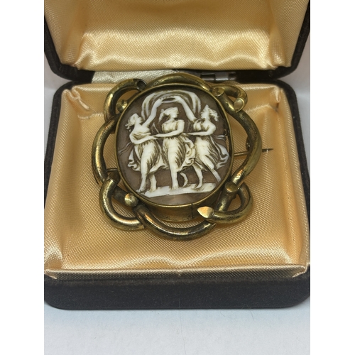 517 - A LARGE VICTORIAN PINCHBECK THREE GRACES CAMEO BROOCH IN A PRESENTAION BOX