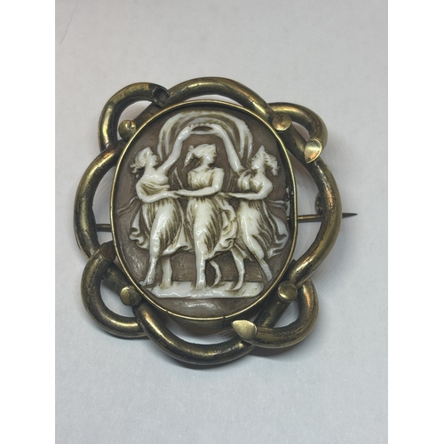 517 - A LARGE VICTORIAN PINCHBECK THREE GRACES CAMEO BROOCH IN A PRESENTAION BOX