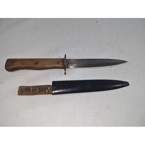 511 - AN IMPERIAL GERMAN WORLD WAR I TRENCH OR BOOT KNIFE AND SCABBARD, 14 CM BLADE, LENGTH 28.5 CM