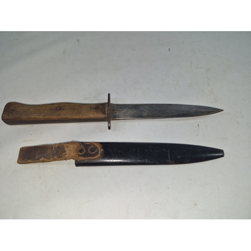 511 - AN IMPERIAL GERMAN WORLD WAR I TRENCH OR BOOT KNIFE AND SCABBARD, 14 CM BLADE, LENGTH 28.5 CM