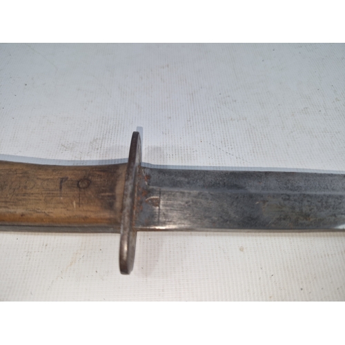 511 - AN IMPERIAL GERMAN WORLD WAR I TRENCH OR BOOT KNIFE AND SCABBARD, 14 CM BLADE, LENGTH 28.5 CM