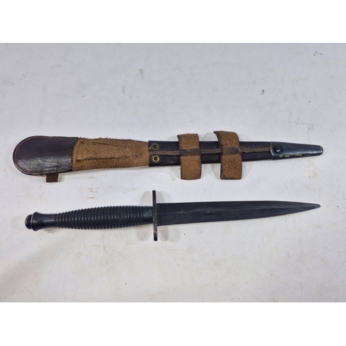 512 - A WORLD WAR II FAIRBURN SYKES COMMANDO FIGHTING KNIFE AND SCABBARD, 16.7 CM BLADE, CROSS GAURD STAMP... 