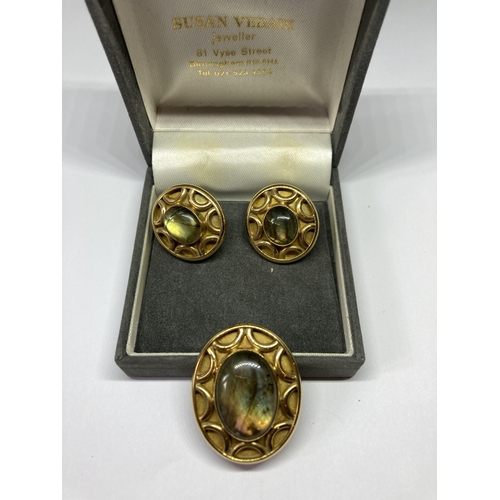 828 - A LABRADORITE PANEL BROOCH WITH MATCHING EARRINGS HAND MADE BY SUSAN VEDADI - BOTH MADE UP OF A YELL...