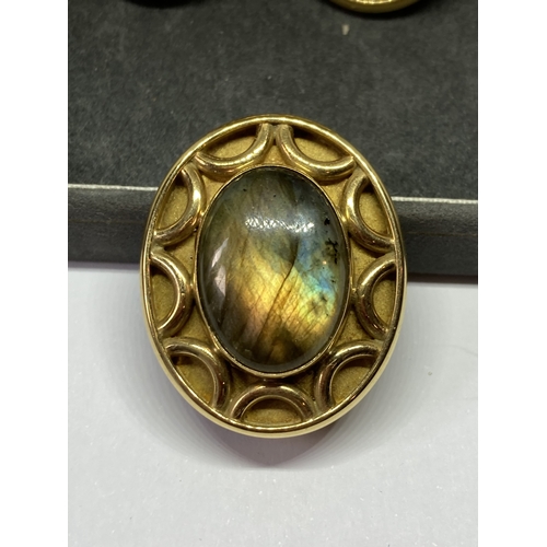 828 - A LABRADORITE PANEL BROOCH WITH MATCHING EARRINGS HAND MADE BY SUSAN VEDADI - BOTH MADE UP OF A YELL... 