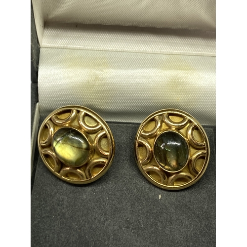 828 - A LABRADORITE PANEL BROOCH WITH MATCHING EARRINGS HAND MADE BY SUSAN VEDADI - BOTH MADE UP OF A YELL... 