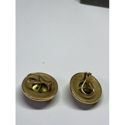 828 - A LABRADORITE PANEL BROOCH WITH MATCHING EARRINGS HAND MADE BY SUSAN VEDADI - BOTH MADE UP OF A YELL... 