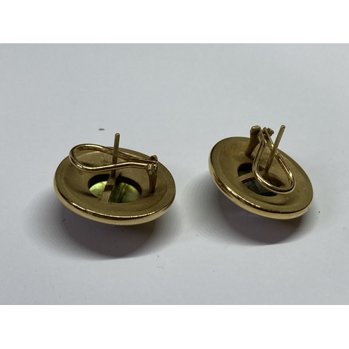 828 - A LABRADORITE PANEL BROOCH WITH MATCHING EARRINGS HAND MADE BY SUSAN VEDADI - BOTH MADE UP OF A YELL... 