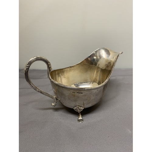 4 - A WALKER AND HALL, HALLMARKED SHEFFIELD SILVER JUG, WEIGHT 148.60