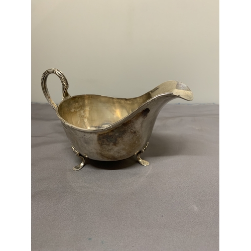 4 - A WALKER AND HALL, HALLMARKED SHEFFIELD SILVER JUG, WEIGHT 148.60