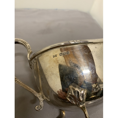 4 - A WALKER AND HALL, HALLMARKED SHEFFIELD SILVER JUG, WEIGHT 148.60