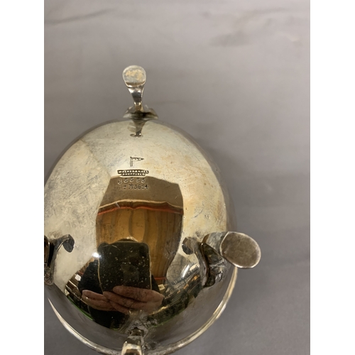 4 - A WALKER AND HALL, HALLMARKED SHEFFIELD SILVER JUG, WEIGHT 148.60
