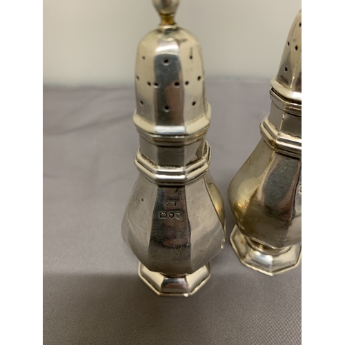 6 - A HALLMARKED LONDON SILVER SALT AND PEPPER SET, WEIGHT 61G