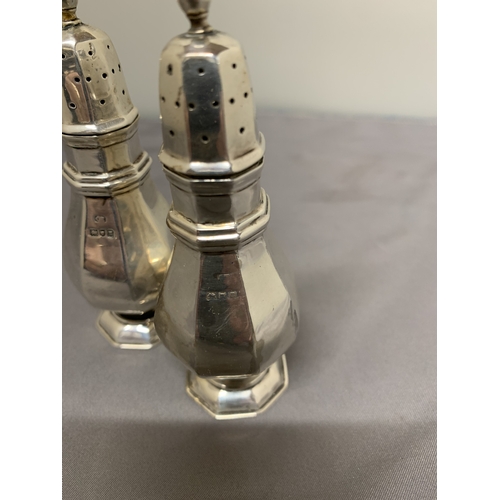 6 - A HALLMARKED LONDON SILVER SALT AND PEPPER SET, WEIGHT 61G