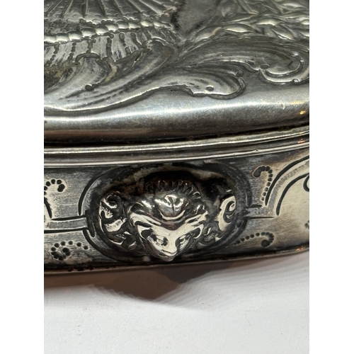 1A - A BELIEVED 19TH CENTURY DUTCH SILVER SNUFF BOX WITH REPOUSSE BUST OF QUEEN ELIZABETH I GROSS WEIGHT ... 