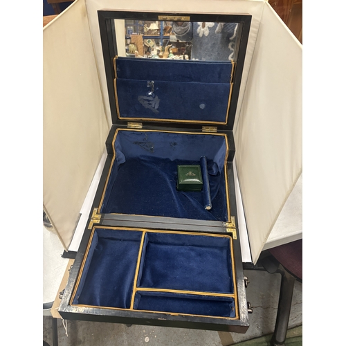 1 - A VINTAGE INLAID WRITING SLOPE WITH BOODLES MUSICAL MOVEMENT TO THE INNER