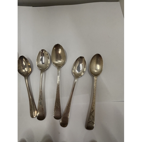 12 - FIFTEEN HALLMARKED SILVER SPOONS, WEIGHT 160G