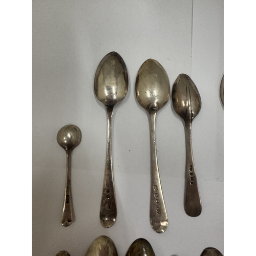 12 - FIFTEEN HALLMARKED SILVER SPOONS, WEIGHT 160G