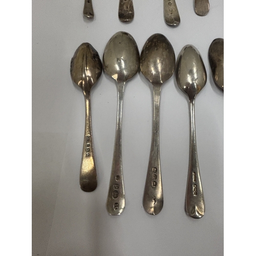 12 - FIFTEEN HALLMARKED SILVER SPOONS, WEIGHT 160G