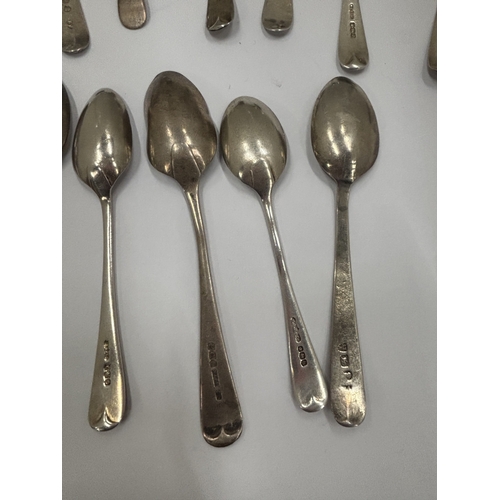 12 - FIFTEEN HALLMARKED SILVER SPOONS, WEIGHT 160G