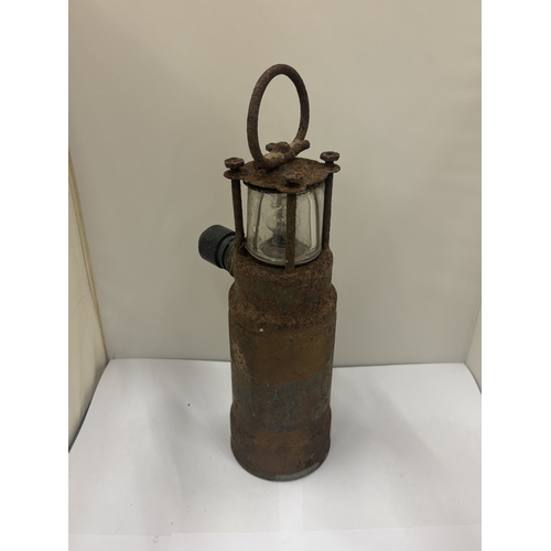 20 - A VINTAGE ADMIRALITY (MARINE) SAFETY LANTERN, HEIGHT 33CM