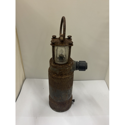 20 - A VINTAGE ADMIRALITY (MARINE) SAFETY LANTERN, HEIGHT 33CM