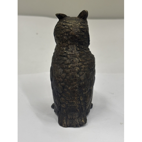 21 - A COLD PAINTED BRONZE OWL FIGURE, HEIGHT 8CM