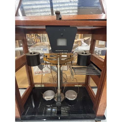 29 - A SET OF VINTAGE RELEAS-O-MATIC BALANCE SCALES IN A WOOD AND GLASS CASE, FROM L OERTLING, LONDON